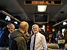 Postupující kandidát na prezidenta Petr Pavel ve vlaku míící do Ostravy. (19....