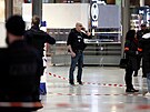 Útoník na paíském nádraí Gare du Nord pobodal est lidí vetn policisty....