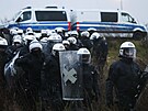 Nkolik stovek nmeckých policist vstoupilo do osady Lützerath na západ zem,...