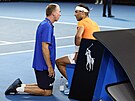 Rafael Nadal je oetován bhem druhého kola Australian Open.