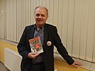 Jan L�n se svou kni�n� novinkou.
