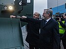 P�edseda vl�dy Petr Fiala nav�t�vil v�robce arm�dn� techniky Excalibur Army ve...