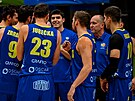 Opavtí basketbalisté slaví výhru na USK Praha.
