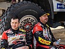 Tomá ikola (vlevo) a Jaroslav Valtr odpoívají bhem Rallye Dakar.