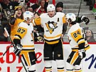 Sidney Crosby, Jevgenij Malkin a Ty Smith (zleva) slaví gól Pittsburgh Penguins.