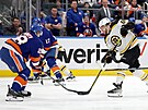 David Pastrák (88) z Boston Bruins pálí na bránu New York Islanders, brání ho...