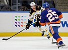 David Pastrák (88) z Boston Bruins stílí na bránu New York Islanders, sleduje...