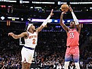 Delon Wright (55) z Washington Wizards stílí na ko New York Knicks, brání ho...