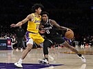 Max Christie (10) z Los Angeles Lakers brání v zápase s Sacramento Kings...
