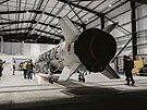 Raketa LauncherOne v hangáru na letiti Spaceport Cornwall na cornwallském...