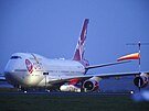 Upravený letoun Boeing 747 spolenosti Virgin Atlantic pojmenovaný Cosmic Girl...