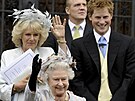 Vévodkyn Camilla, královna Albta II. a princ Harry na svatb Petera...