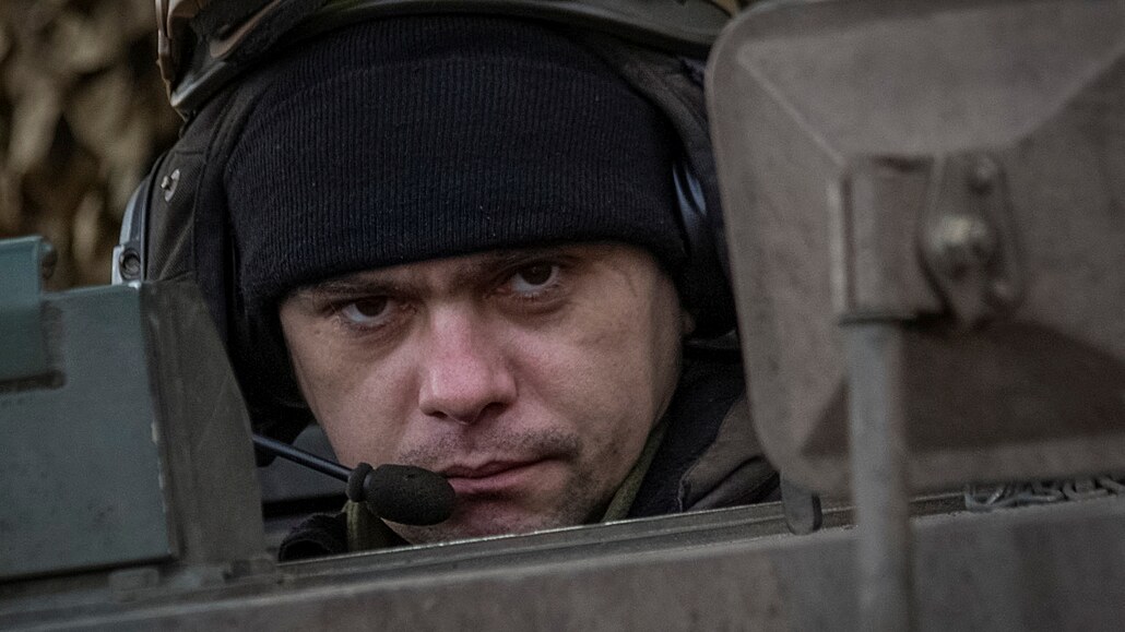 Ukrajinský voják v polské houfnici Krab na front v Doncké oblasti (17. ledna...