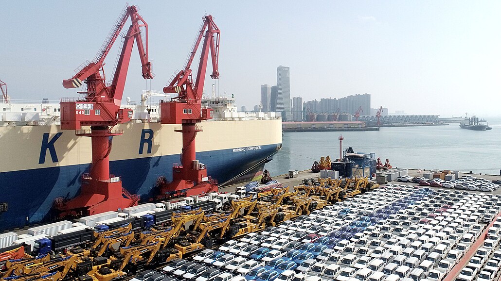 Pístav ching-tao. ínské automobily pipravené na export do Afriky. 