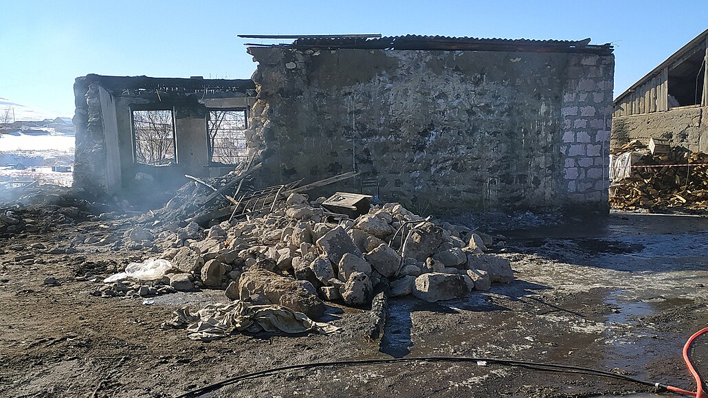 Následky poáru kasáren v arménské vesnici Azat (19. ledna 2023)
