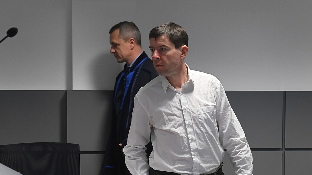Obalovaný Ale Vrubel (vpravo) na jednání olomouckého krajského soudu 18. ledna 2023.