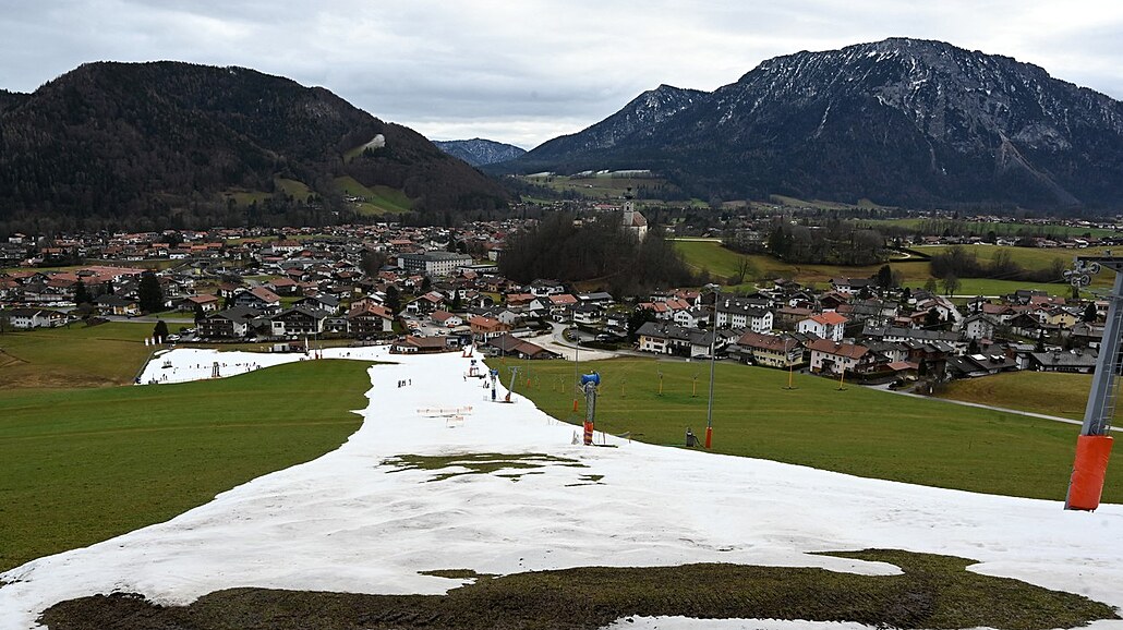 Umle zasnený kopec poblí bavorské vesnice Ruhpolding v jiním Nmecku. (11....