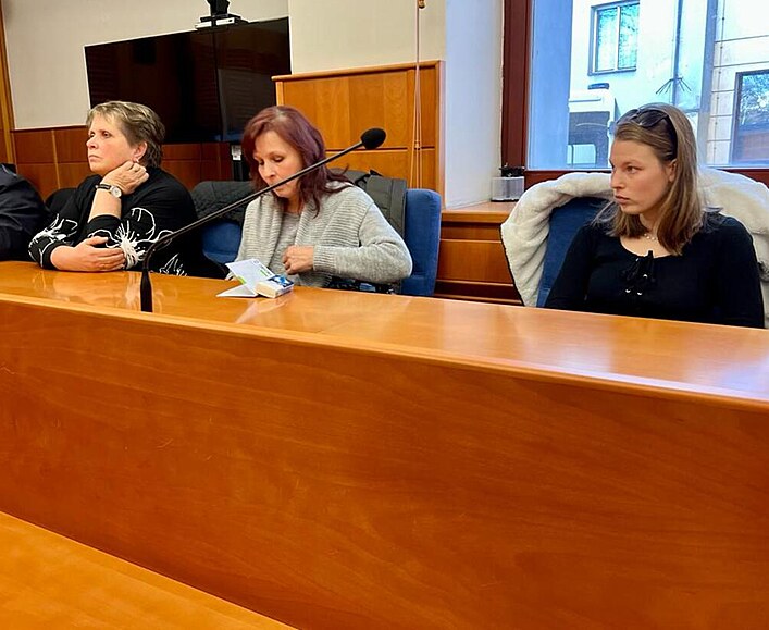 Trojice ob�alovaných u�itelek z mate�ské �koly v Klá�terci nad Oh�í v jednací...
