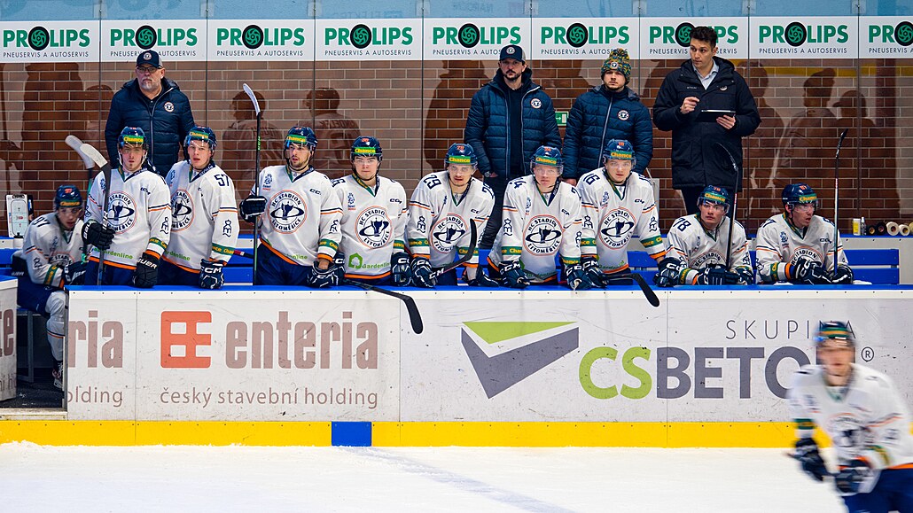 Hokejisté HC Stadion Litom��ice, st�ída�ka v pozoru.