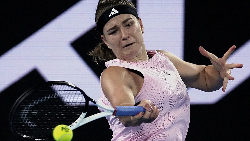 Karolína Muchová pi forhendu na Australian Open.