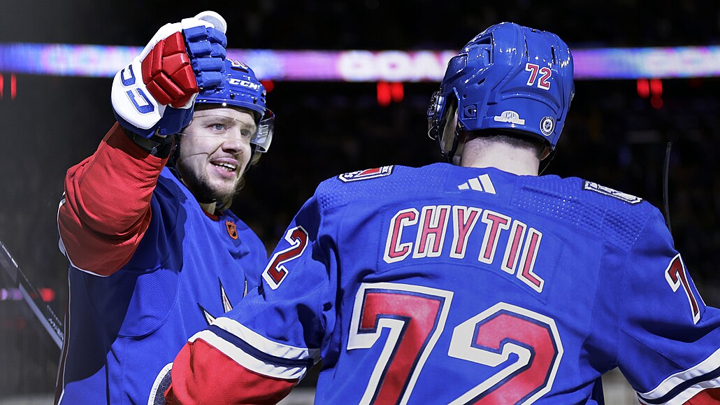 Ar�om Panarin (vlevo) a Filip Chytil z New York Rangers slaví gól.