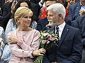 Pudrová r��ová, jemný �perk a decentní lí�ení. Tento model se Ev� Pavlové...