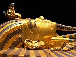 V jedenáctikilogramové masce faraona Tutanchamona je zlata za pl milionu...
