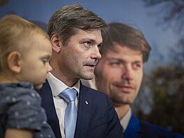 Na výsledky voleb se pipravuje senátor Marek Hiler s rodinou. (14. ledna 2023)