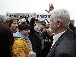 Petr Pavel dorazil se svým týmem vlakem do Ostravy, zde se setká se svými...