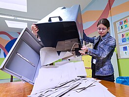 Vysypávání volební urny ve volební místnosti základní koly ve Zlín. (14....