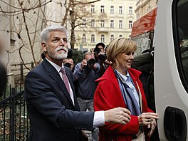 Prezidentský kandidát Petr Pavel s manelku Evou (14. ledna 2023)