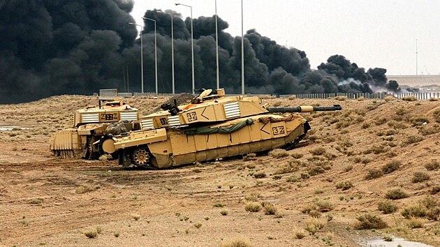 Britsk tank Challenger II v bojch u irck Basry (25. bezna 2003)