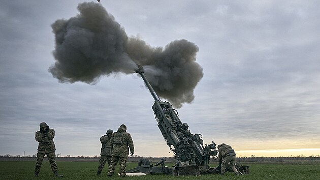Ukrajin�t� d�lost�elci s houfnic� M777 v Chersonsk� oblasti (9. ledna 2023)