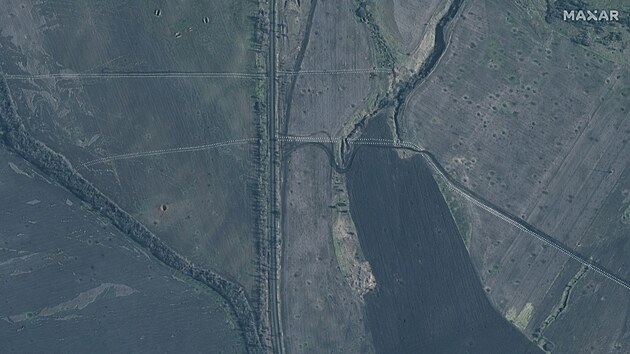 Zkopy a vojensk bariry u Bachmutu na satelitnm snmku z 4. ledna 2023