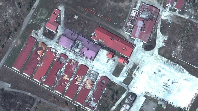 Znien budovy v obci Jakovlikva severn od Doncku na satelitnm snmku z 3. srpna 2022