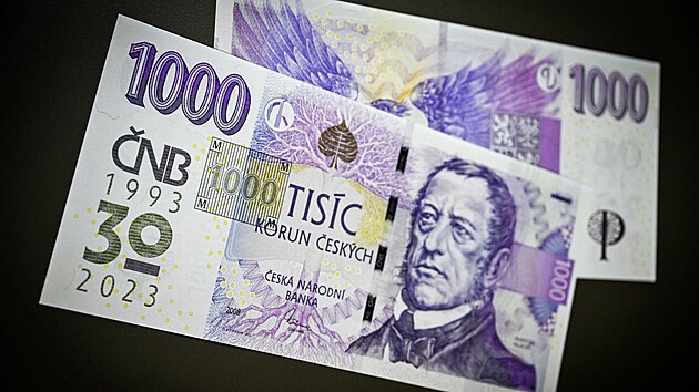 Česká národní banka představila tisícikorunovou bankovku s přítiskem loga 30. výročí ČNB a české měny. (16. ledna 2023)