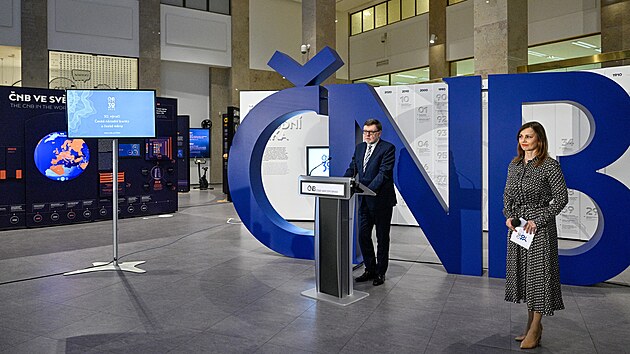 Ministr financí Zbyněk Stanjura (ODS) vystoupil na tiskové konferenci k zahájení oslav 30. výročí ČNB a české měny. Vpravo je tisková mluvčí ČNB Petra Krmelová. (16. ledna 2023)
