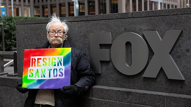 Demonstranti ped televizn stanic Fox News v centru Manhattanu protestuj proti roli stanice v radikalizaci Republiknsk strany. ( 17. ledna 2023)