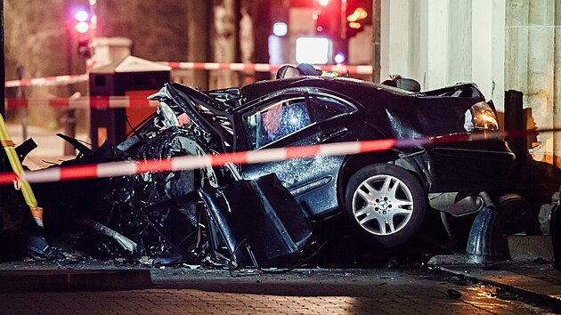 Auto vrazilo do sloup Braniborsk brny v Berln, idi nepeil. (15. ledna 2023)