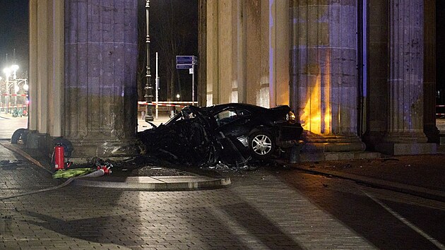 Auto vrazilo do sloup Braniborsk brny v Berln, idi nepeil. (15. ledna 2023)