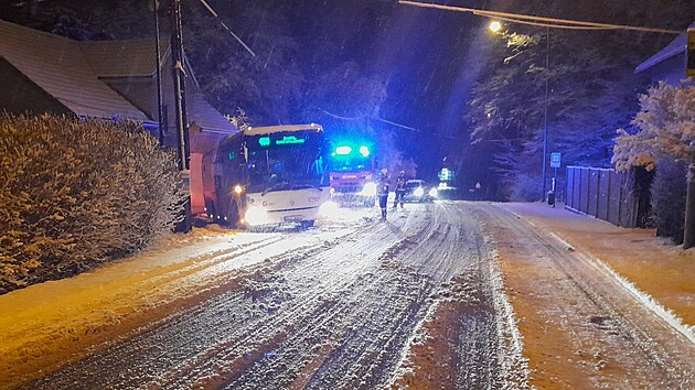 Hasiči Libereckého kraje vyjížděli v souvislosti s novým sněhem k více než 20 mimořádným událostem. (18. ledna 2023)
