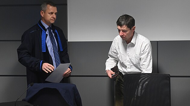 Obalovan Ale Vrubel (vpravo) na jednn olomouckho krajskho soudu 18. ledna 2023. Je podezel z rozshl srie podvod.