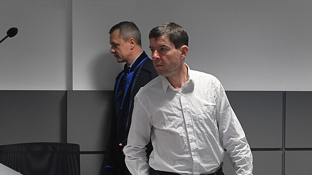 Obalovan Ale Vrubel (vpravo) na jednn olomouckho krajskho soudu 18. ledna 2023. Je podezel z rozshl srie podvod.