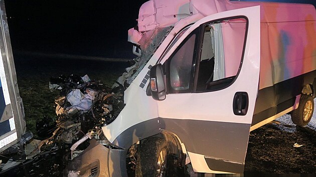 Tragick dopravn nehoda, pi n narazil idi dodvky do zaparkovanho kamionu, doshla kody pes milion a pl korun.