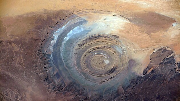 Oko Sahary nevzniklo v průběhu náhlé extrémní události, soustředné kruhy po jeho obvodu nejsou dokladem rázové vlny.