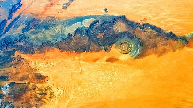 Oko Sahary se postupn zan pskem. Mon jednou z povrchu Zem zmiz pln.