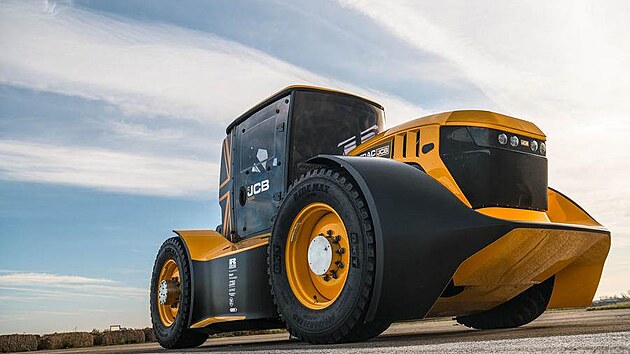 Nejrychlejší traktor světa brzdí padákem
