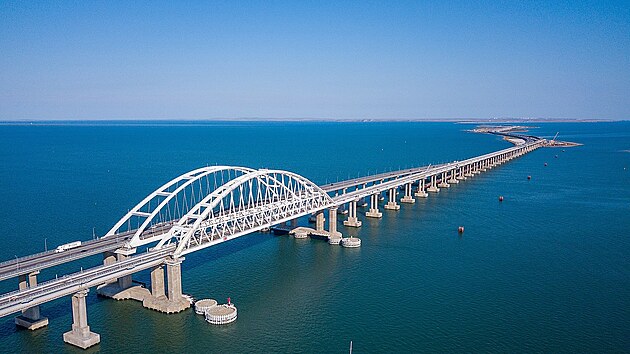 S dlkou 19 kilometr a nklady na stavbu ve vi 3,7 miliardy dolar je Kersk most nejdra a nejdel v Evrop. Ovem posledn dobou se po nm moc nejezd.