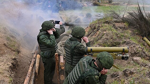 Blorut vojci se astn vojenskho cvien u Borisova v Minsk oblasti. (27. kvtna 2022)