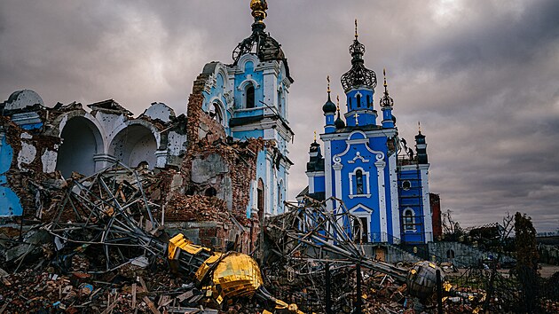 Ruiny kostela ve vesnici Bohorodyne na vchodn Ukrajin, kterou pi dobvn zlikvidovala rusk armda. (20. prosince 2022)